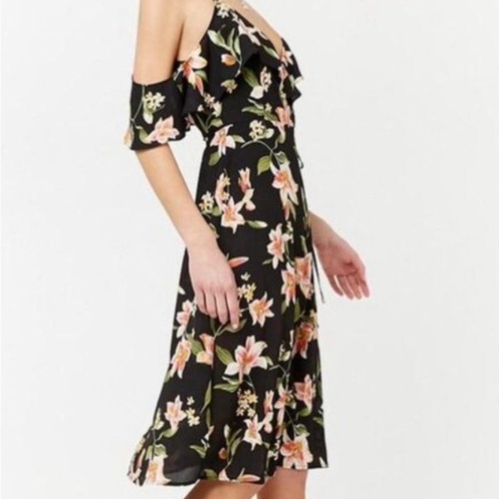 Forever 21 Open-Shoulder Floral Wrap Dress
Size XL